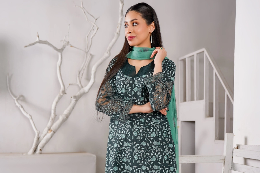 Professional summer office outfit for women