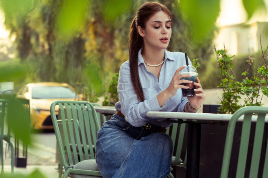 Casual summer outfit with white T-shirt and wide-leg jeans